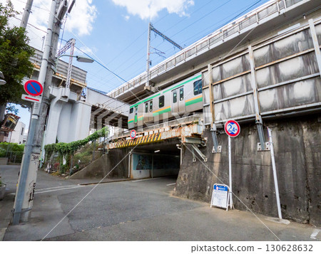 [Shinagawa Ward] A view of multiple overpasses of roads and railways 130628632