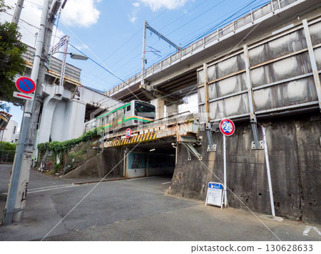[Shinagawa Ward] A view of multiple overpasses of roads and railways 130628633