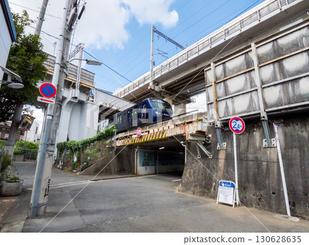 [Shinagawa Ward] A view of multiple overpasses of roads and railways 130628635