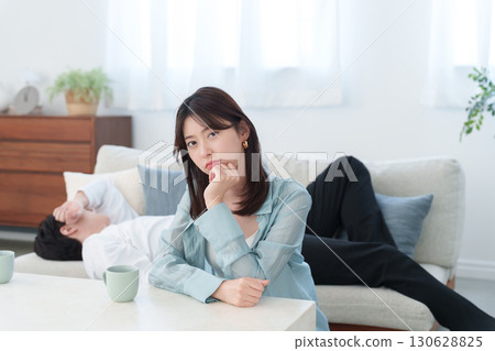 假期裡懶惰的丈夫和不滿意的妻子 假期裡懶惰的丈夫和不滿意的妻子 130628825