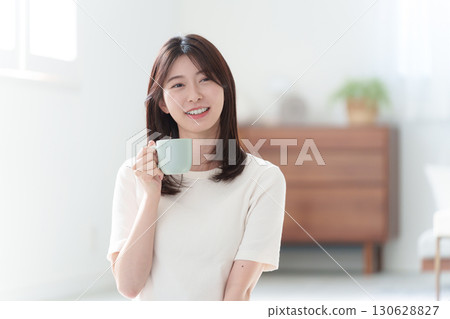 在家喝酒的女人 130628827