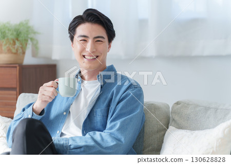 男人在家喝酒 130628828