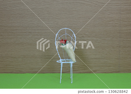 椅子上的一束鮮花 椅子上的一束鮮花 130628842