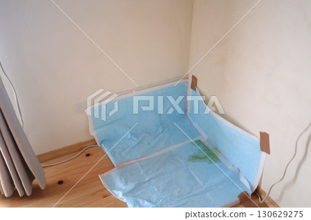 寵物床單上沾有狗狗尿漬。室內如廁訓練。 寵物床單上沾有狗狗尿漬。室內如廁訓練。 130629275