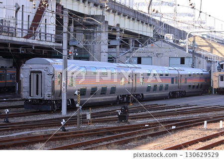E26 series passenger car from the time of regular service entering Omiya Rolling Stock Center_Photo taken on 2010/11/28 130629529