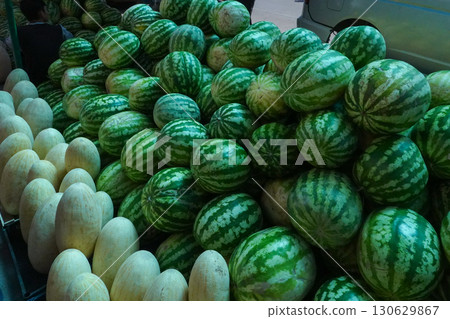 吉爾吉斯斯坦的卡拉科爾市場 130629867