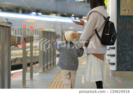 A child who is happy to see the Shinkansen A child who loves the Shinkansen 130629916