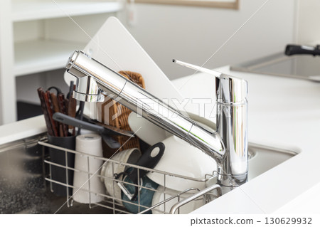 新房子裡的廚房水龍頭 新房子裡的廚房水龍頭 130629932