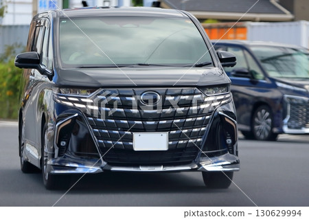 Luxury minivan image Luxury minivan image 130629994