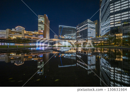 大阪站梅北的摩天大樓和美麗的夜景 130631984