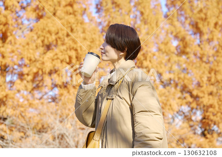 中年婦女在戶外喝咖啡，秋葉 130632108