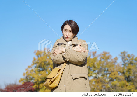 中年婦女在外頭受凍 130632134