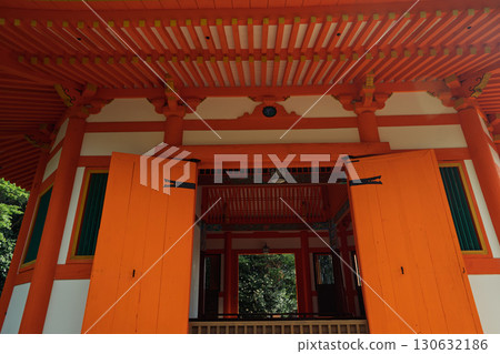 Photographing the vermilion-hued Hakkakudo Hall in Yawata, Kyoto Prefecture Photographing the vermilion-hued Hakkakudo Hall in Yawata, Kyoto Prefecture 130632186