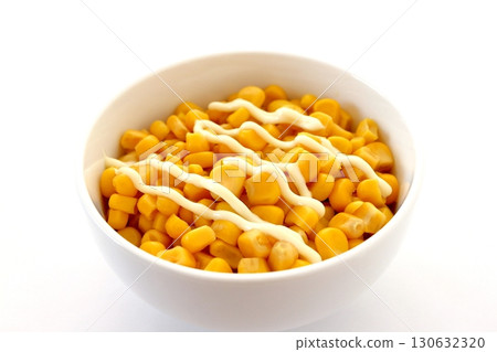 白色背景的玉米蛋黃醬 130632320