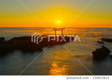 大洗磯前神社的神聖鳥居與平靜海面上冉冉升起的朝陽風景 Ver.2 大洗磯前神社的神聖鳥居與平靜海面上冉冉升起的朝陽風景 Ver.2 130633625