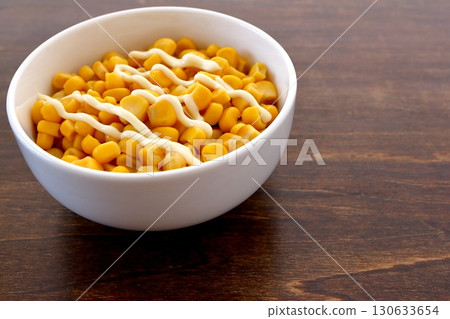 餐桌背景的玉米蛋黃醬 130633654