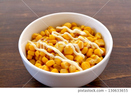 餐桌背景的玉米蛋黃醬 130633655