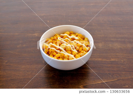 餐桌背景的玉米蛋黃醬 130633656
