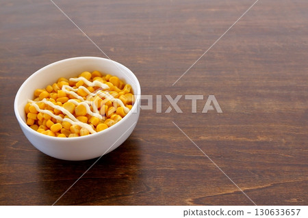 餐桌背景的玉米蛋黃醬 130633657