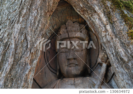 位於若狹町城谷山太王寺正門附近，矗立著一尊由樹齡 450 年的銀杏樹雕刻而成的十一面觀世音菩薩。 130634972