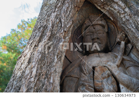 位於若狹町城谷山太王寺正門附近，矗立著一尊由樹齡 450 年的銀杏樹雕刻而成的十一面觀世音菩薩。 130634973
