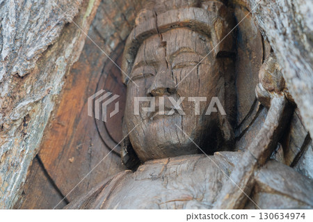 位於若狹町城谷山太王寺正門附近，矗立著一尊由樹齡 450 年的銀杏樹雕刻而成的十一面觀世音菩薩。 130634974
