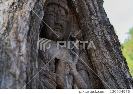 位於若狹町城谷山太王寺正門附近，矗立著一尊由樹齡 450 年的銀杏樹雕刻而成的十一面觀世音菩薩。 130634976