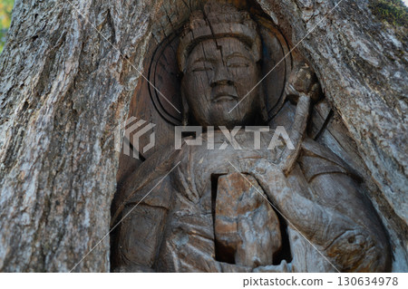 位於若狹町城谷山太王寺正門附近,矗立著一尊由樹齡 450 年的銀杏樹雕刻而成的十一面觀世音菩薩。 位於若狹町城谷山太王寺正門附近,矗立著一尊由樹齡 450 年的銀杏樹雕刻而成的十一面觀世音菩薩。 130634978