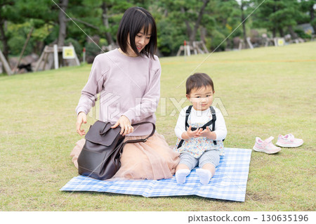 Japanese parent and child Japanese parent and child 130635196
