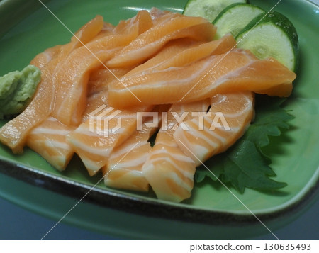 肥美的鮭魚刺身,老婆的家常菜,在家吃晚餐,一家人幸福美滿 標題更改 肥美的鮭魚刺身,老婆的家常菜,在家吃晚餐,一家人幸福美滿 標題更改 130635493
