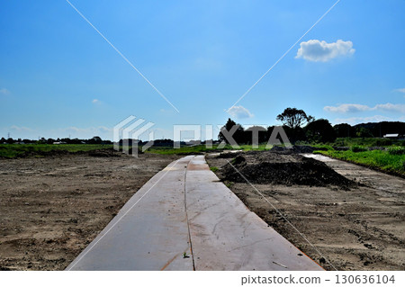Temporary steel road for heavy machinery in riverbed maintenance Temporary steel road for heavy machinery in riverbed maintenance 130636104