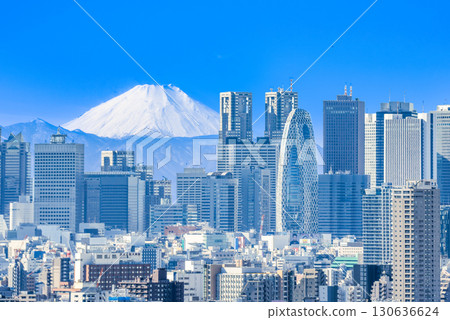 富士山高聳於城市景觀之上 富士山高聳於城市景觀之上 130636624