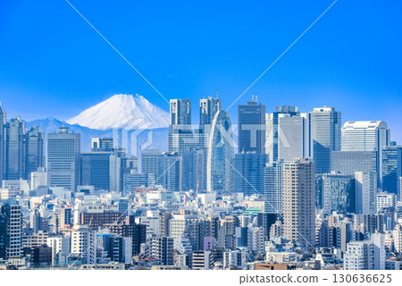 富士山高聳於城市景觀之上 130636625