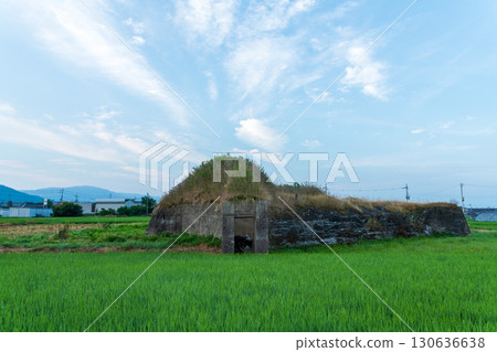 位於稻田中的舊柳本機場北防空洞景觀 130636638