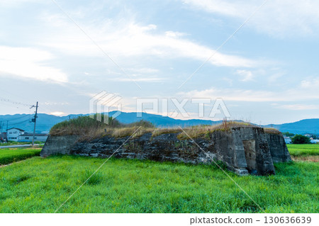 位於稻田中的舊柳本機場北防空洞景觀 130636639