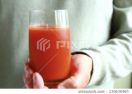 Glass of fresh tomato juice 130636965