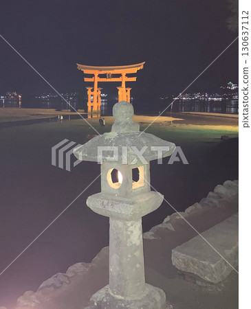 嚴島神社在晚上 130637112