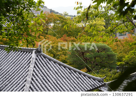 Scenery of the temple grounds in Kyoto where signs of autumn can be felt 130637291