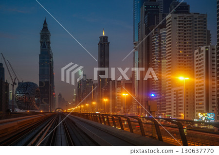 迪拜日出景觀（來自阿拉伯聯合酋長國迪拜地鐵） 130637770