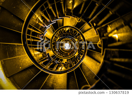 優雅的螺旋樓梯 130637819