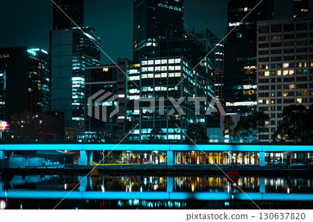 夜晚的城市燈光（墨爾本） 130637820