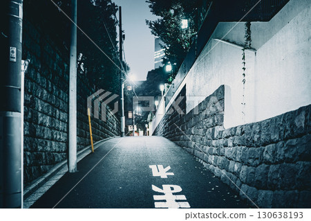 Uphill night road (Minato Ward) Uphill night road (Minato Ward) 130638193