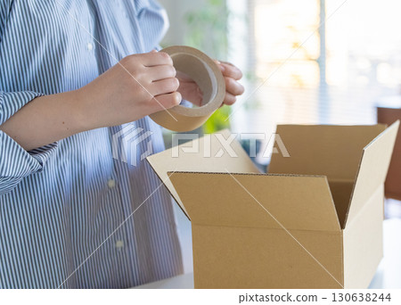 紙板箱和女士們 130638244