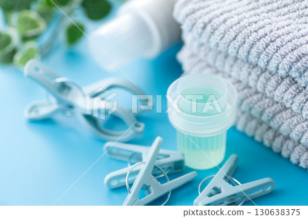 洗滌劑、衣夾和毛巾 130638375