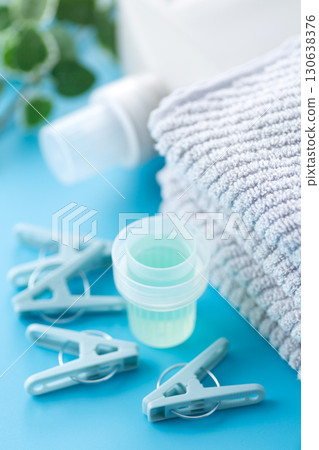 洗滌劑、衣夾和毛巾 130638376