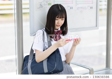 在公車站學習的高中生 在公車站學習的高中生 130638386