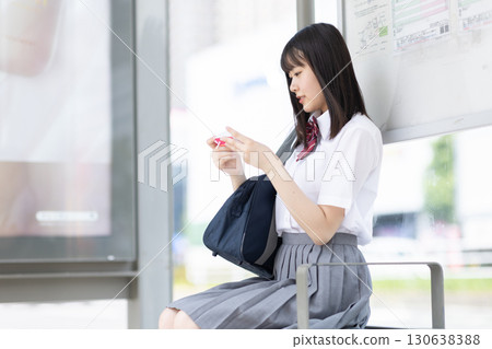 在公車站學習的高中生 在公車站學習的高中生 130638388