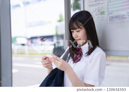 在公車站學習的高中生 在公車站學習的高中生 130638393