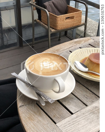 A beautifully crafted latte, featuring creamy foam art on top of rich espresso. Perfect for coffee-related projects, this image captures the warmth and inviting nature of a classic cafe experience. 130638763