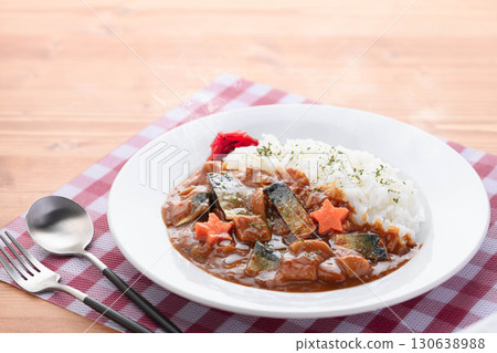 Home-style curry rice using mackerel jerky, garnished with star-shaped carrots and fukujinzuke pickles, a Japanese-Western fusion recipe 130638988